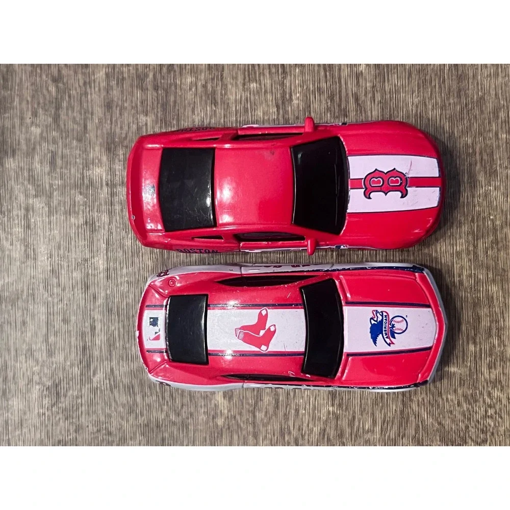 Maisto Lot Of 2 MLB American‎ League Boston Red Sox Diecast Lot Mustang + Camaro